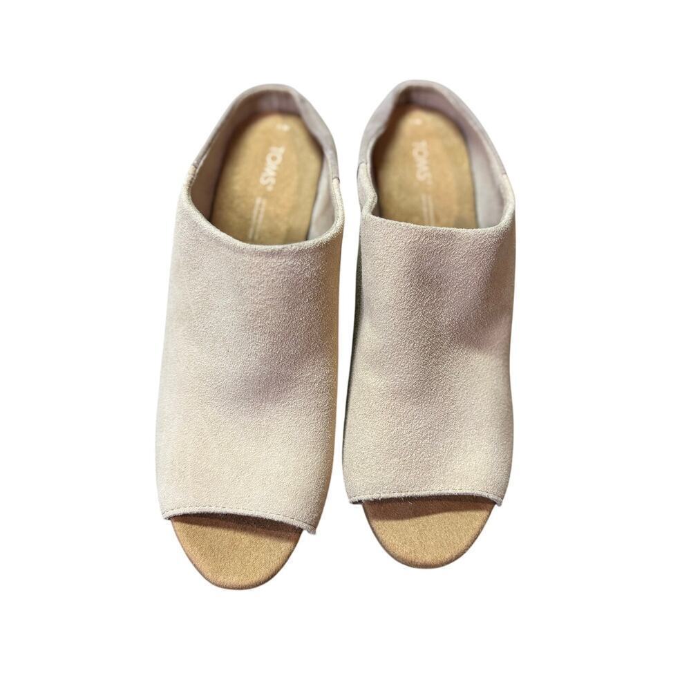 TOMS Women's Florence Sandal, Honey Beige, Peep Toe Platform, Suede, Slip On